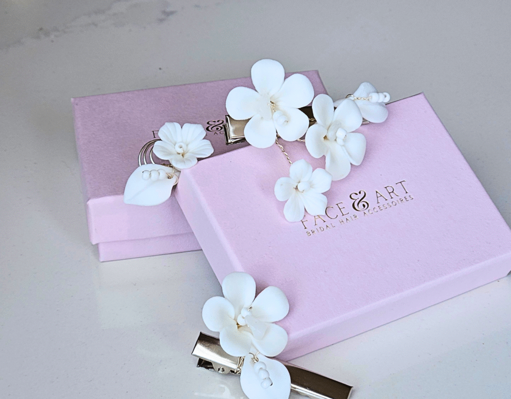 witte bloemen bruidshaaraccessoire