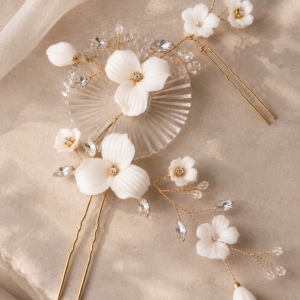 gouden haarpinnen met witte bloemen